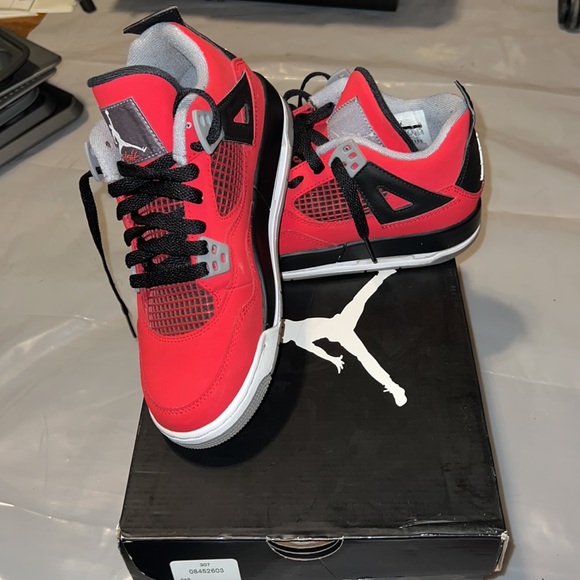 Air Jordan Retro 4 (Gradeschool) - Picture 8 of 9